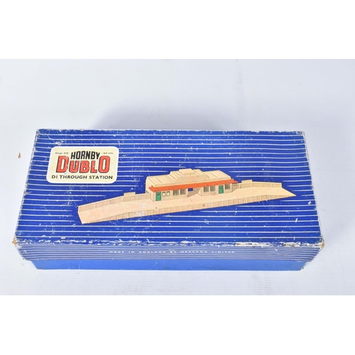 93 - A QUANTITY OF BOXED AND UNBOXED HORNBY DUBLO LINESIDE BUILDINGS, to include boxed D1 Through Station... 