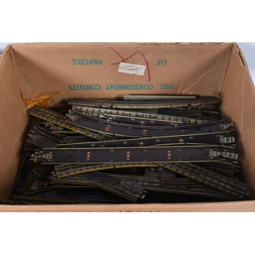 94 - A QUANTITY OF UNBOXED AND ASSORTED OO GAUGE MODEL RAILWAY ITEMS, to include repainted Hornby Dublo A... 