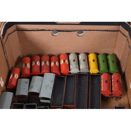 95 - A QUANTITY OF UNBOXED AND ASSORTED HORNBY DUBLO MODEL RAILWAY ITEMS, to include class 4MT Tank locom... 