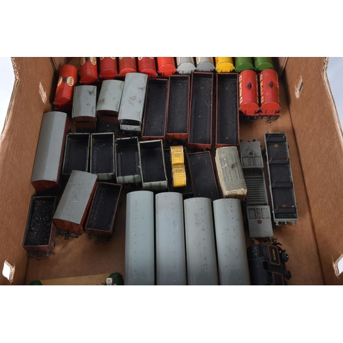 95 - A QUANTITY OF UNBOXED AND ASSORTED HORNBY DUBLO MODEL RAILWAY ITEMS, to include class 4MT Tank locom... 