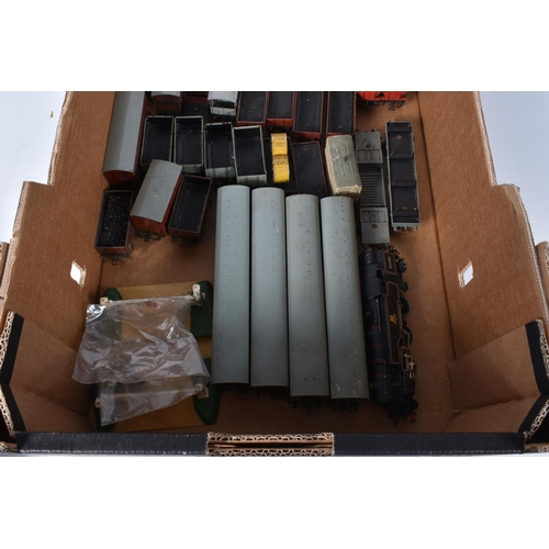 95 - A QUANTITY OF UNBOXED AND ASSORTED HORNBY DUBLO MODEL RAILWAY ITEMS, to include class 4MT Tank locom... 