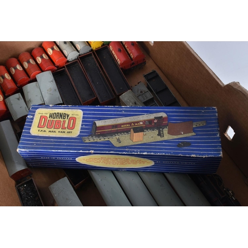 95 - A QUANTITY OF UNBOXED AND ASSORTED HORNBY DUBLO MODEL RAILWAY ITEMS, to include class 4MT Tank locom... 