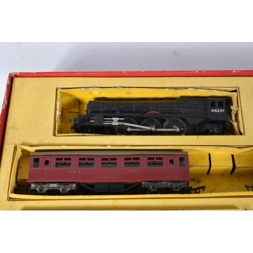 98 - A BOXED TRIANG RAILWAYS OO GAUGE PASSENGER TRAIN SET, No.RO, comprising Princess class locomotive an... 