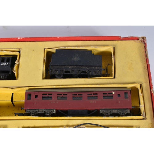 98 - A BOXED TRIANG RAILWAYS OO GAUGE PASSENGER TRAIN SET, No.RO, comprising Princess class locomotive an... 