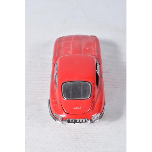 166 - AN UNBOXED FRANKLIN MINT DIECAST 1961 JAGUAR E-TYPE, 1:24 scale, missing n/s headlamp glass but othe... 