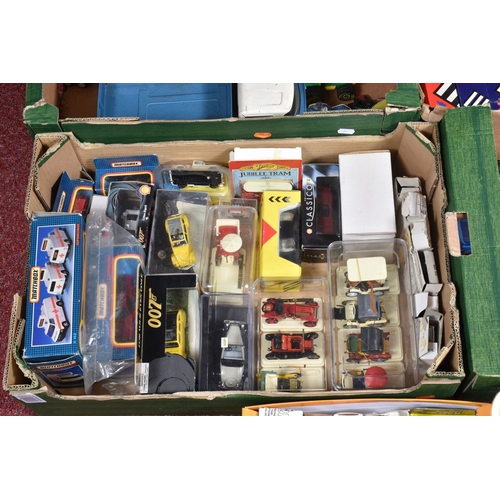 179 - A QUANTITY OF BOXED AND UNBOXED DIECAST VEHICLES, boxed items to include Matchbox, Corgi, Safir (not... 