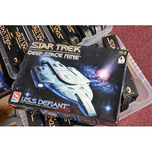 185 - A QUANTITY OF STAR TREK MODELS AND COLLECTIBLES, to include boxed AMT Special Edition 3-piece U.S.S.... 