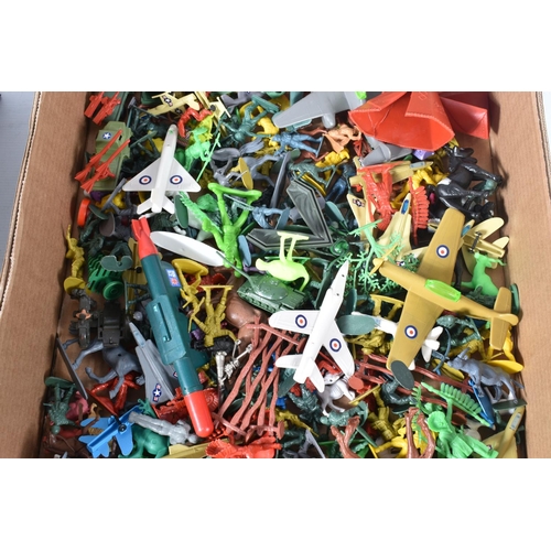 189 - A QUANTITY OF ASSORTED HOLLOWCAST AND PLASTIC FIGURES AND ANIMALS ETC., to include Wend-Al aluminium... 