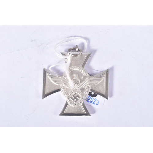 258 - A GERMAN THIRD REICH POLICE 18 YEAR LONG SERVICE CROSS, the award comes in a green/grey hinged box a... 