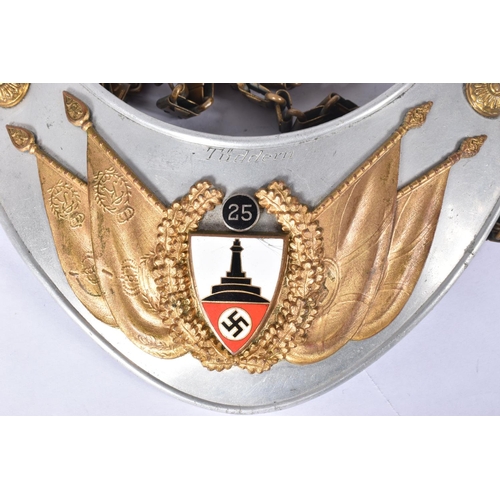 271 - A GERMAN 25 YEAR VETERANS GORGET, this would have been worn by a standard bearer of the Nazi organis... 