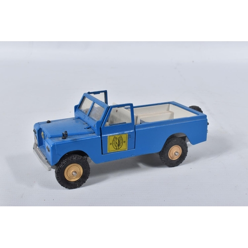 36 - A BOXED BRITAINS LAND ROVER, HORSE BOX AND HUNTER HORSE, No.9575, playworn condition with some paint... 