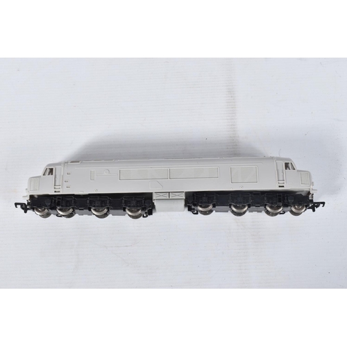 85 - AN UNBOXED MAINLINE OO GAUGE CLASS 45 PEAK LOCOMOTIVE WITH UNPAINTED GREY PLASTIC BODY, possibly one... 