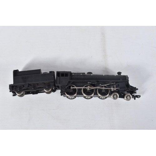 85 - AN UNBOXED MAINLINE OO GAUGE CLASS 45 PEAK LOCOMOTIVE WITH UNPAINTED GREY PLASTIC BODY, possibly one... 