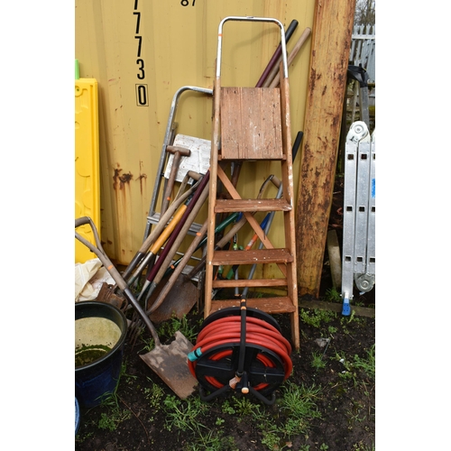 1010 - A COLLECTION OF GARDEN TOOLS AND STEP LADDERS including a modern wooden step ladder, height 154cm, a... 