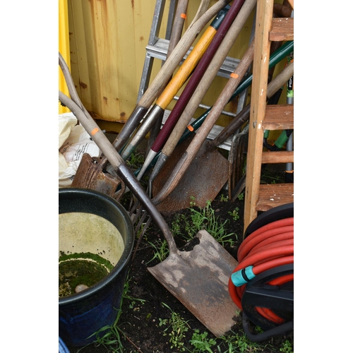 1010 - A COLLECTION OF GARDEN TOOLS AND STEP LADDERS including a modern wooden step ladder, height 154cm, a... 