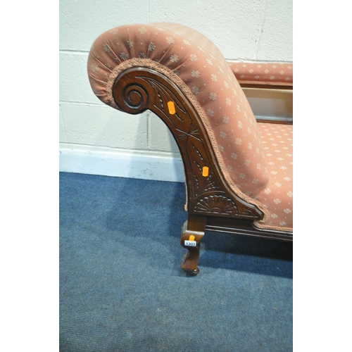 1303 - AN EDWARDIAN MAHOGANY CHAISE LONGUE, with a single scrolled arm, and a rounded back, length 186cm