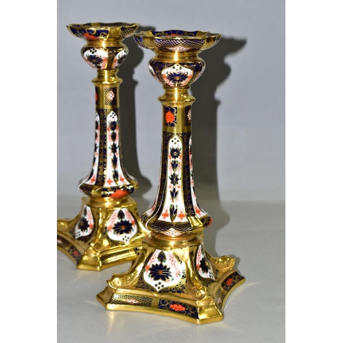 360 - A PAIR OF ROYAL CROWN DERBY 1128 'SOLID GOLD BAND' CANDLESTICKS, of tapering form, the octagonal bas... 