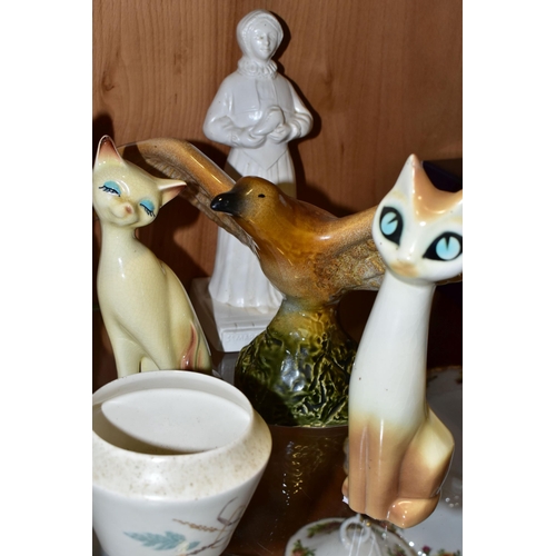 369 - A GROUP OF EASTGATE POTTERY AND HORNSEA CERAMICS, to include two Eastgate mid twentieth century cat ... 