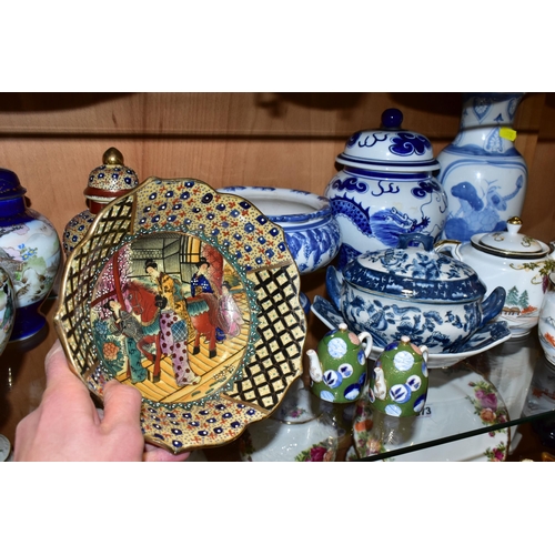 372 - A GROUP OF ORIENTAL PORCELAIN, comprising a Satsuma bowl and matching ginger jar, decorated with a c... 