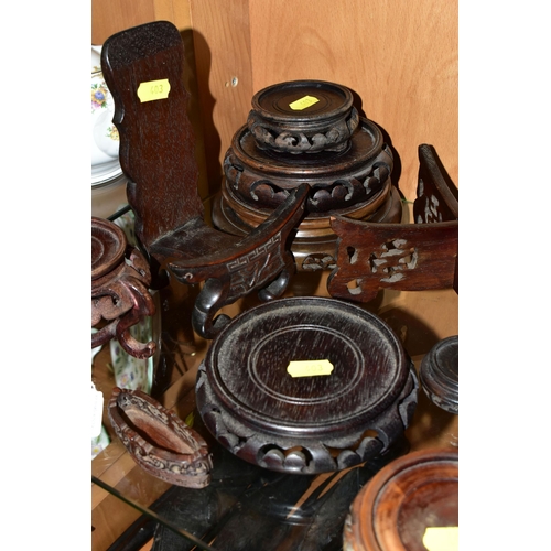 403 - A QUANTITY OF WOODEN VASE STANDS, comprising an Arts & Crafts style tobacco jar with carved detail, ... 