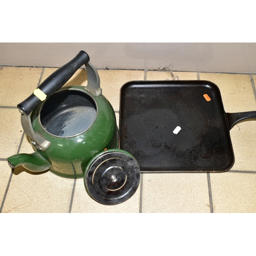 405 - A CAST IRON GRIDDLE PAN AND LE CREUSET KETTLE, a dark green 2.1 litre Le Creuset kettle suitable for... 