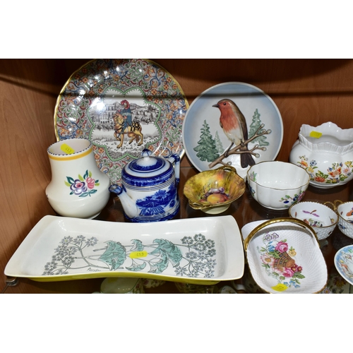 413 - A COLLECTION OF ASSORTED CERAMICS, comprising a mid-century Poole Pottery 'Parsley' tray, two Dansk ... 