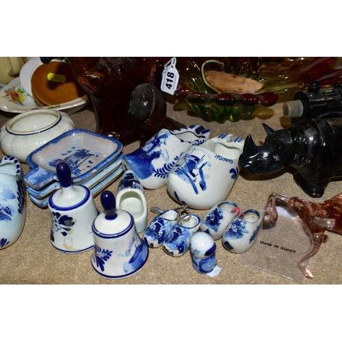 418 - A GROUP OF CERAMICS AND GLASSWARES, to include art glass fish and birds, Avon bottles including a rh... 