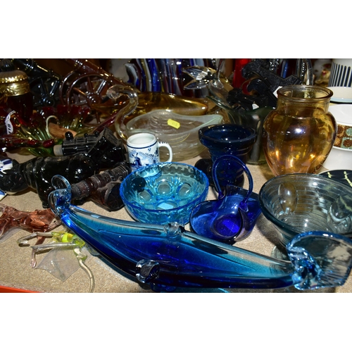 418 - A GROUP OF CERAMICS AND GLASSWARES, to include art glass fish and birds, Avon bottles including a rh... 