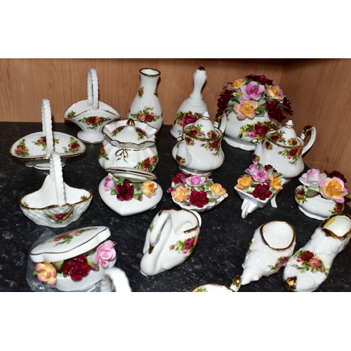 440 - A COLLECTION OF ROYAL ALBERT 'OLD COUNTRY ROSES' PATTERN GIFTWARE, comprising a pot of china flowers... 