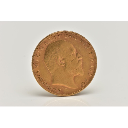 10 - AN EARLY 20TH CENTURY HALF GOLD SOVEREIGN COIN, obverse depicting Edward VII, reverse George and the... 