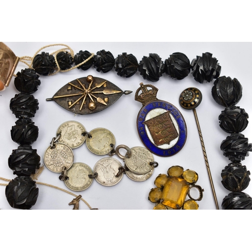 27 - A BAG OF ASSORTED JEWELLERY, to include a 9ct rolled gold hinged bangle, decorated with a floral eng... 