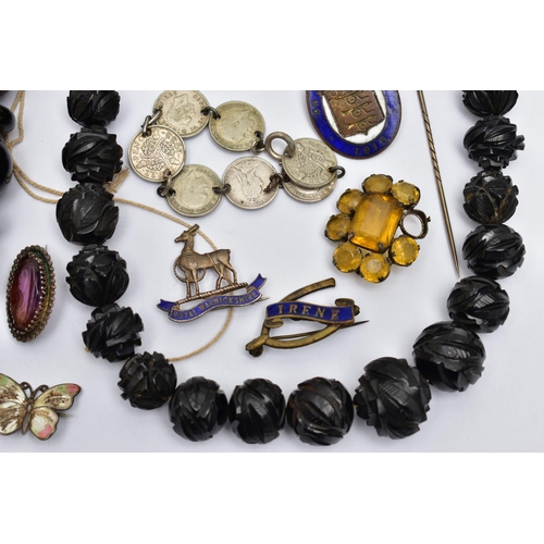 27 - A BAG OF ASSORTED JEWELLERY, to include a 9ct rolled gold hinged bangle, decorated with a floral eng... 