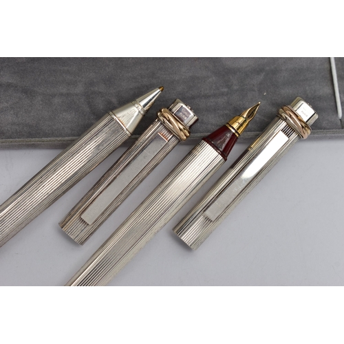 40 - A PAIR OF 'CARTIER' LES DE MUST VENDOME TRINITY PENS, a fountain pen, bugandy resin, silver tone cas... 