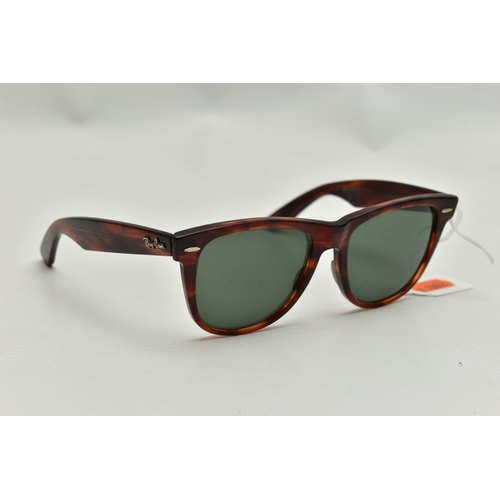 60 - A PAIR OF 'RAY BAN' SUNGLASSES, Wayfarer sunglasses 5022 in Tortoiseshell (condition report: general... 