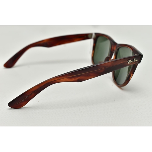 60 - A PAIR OF 'RAY BAN' SUNGLASSES, Wayfarer sunglasses 5022 in Tortoiseshell (condition report: general... 