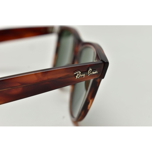 60 - A PAIR OF 'RAY BAN' SUNGLASSES, Wayfarer sunglasses 5022 in Tortoiseshell (condition report: general... 