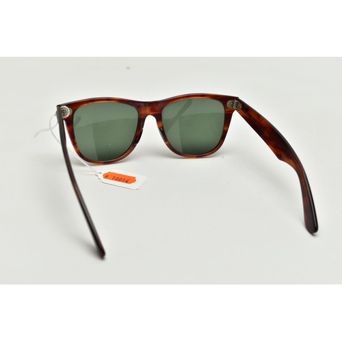 60 - A PAIR OF 'RAY BAN' SUNGLASSES, Wayfarer sunglasses 5022 in Tortoiseshell (condition report: general... 