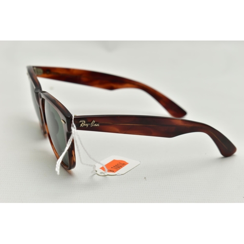 60 - A PAIR OF 'RAY BAN' SUNGLASSES, Wayfarer sunglasses 5022 in Tortoiseshell (condition report: general... 