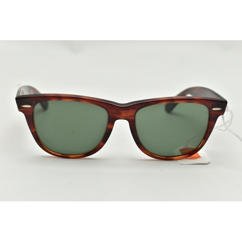 60 - A PAIR OF 'RAY BAN' SUNGLASSES, Wayfarer sunglasses 5022 in Tortoiseshell (condition report: general... 