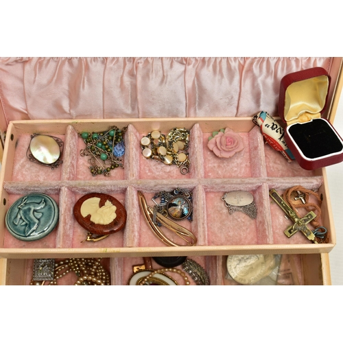 69 - A CREAM JEWELLERY BOX WITH CONTENTS, to include a white metal butterfly wing pendant stamped 'Sterli... 