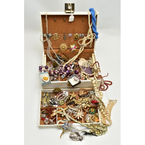 70 - A CREAM JEWELLERY BOX WITH CONTENTS, to include a silver gate bracelet fitted with a spring clasp ha... 