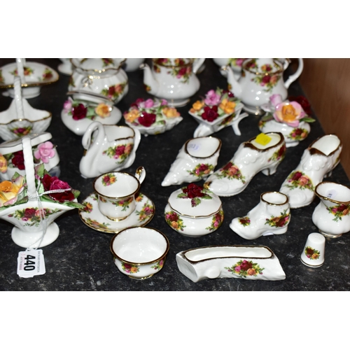 440 - A COLLECTION OF ROYAL ALBERT 'OLD COUNTRY ROSES' PATTERN GIFTWARE, comprising a pot of china flowers... 