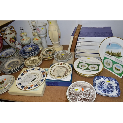 454 - A QUANTITY OF BOXED AND LOOSE COLLECTORS PLATES BY WEDGWOOD, COALPORT, ETC AND OTHER ASSORTED LOOSE ... 