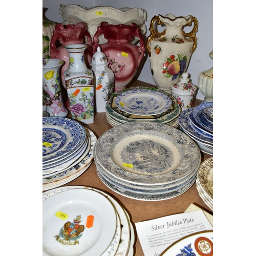 454 - A QUANTITY OF BOXED AND LOOSE COLLECTORS PLATES BY WEDGWOOD, COALPORT, ETC AND OTHER ASSORTED LOOSE ... 