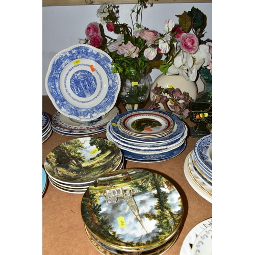 454 - A QUANTITY OF BOXED AND LOOSE COLLECTORS PLATES BY WEDGWOOD, COALPORT, ETC AND OTHER ASSORTED LOOSE ... 