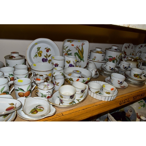 546 - AN EXTENSIVE ROYAL WORCESTER 'EVESHAM' DINNER SERVICE, comprising two oval tureens and covers, an ov... 