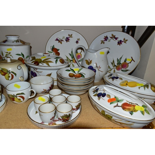 546 - AN EXTENSIVE ROYAL WORCESTER 'EVESHAM' DINNER SERVICE, comprising two oval tureens and covers, an ov... 