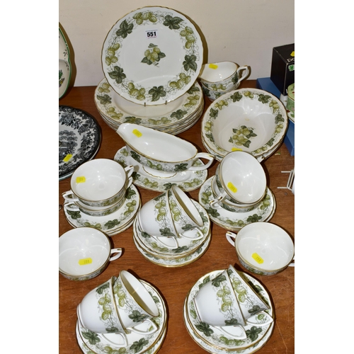 551 - A ROYAL WORCESTER HOP 'MATHON' PATTERN DINNER SERVICE,  comprising a pair of oval serving dishes, a ... 