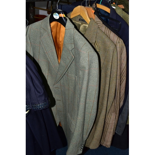 576 - ONE RAIL OF GENTLEMEN'S CLOTHING, to include suits, tweed jackets, sheepskin coat, sweaters, dinner ... 