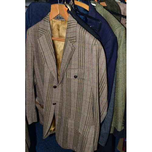 576 - ONE RAIL OF GENTLEMEN'S CLOTHING, to include suits, tweed jackets, sheepskin coat, sweaters, dinner ... 